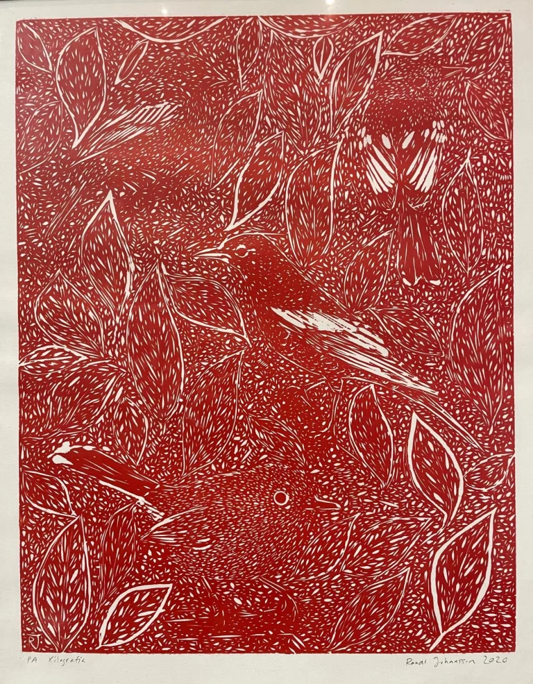 Grabado Xilografía hecho por la artista Randi Johansson - tecturas de Pájaros camuflados entre lineas y formas sutiles dentro de un mundo de jungla