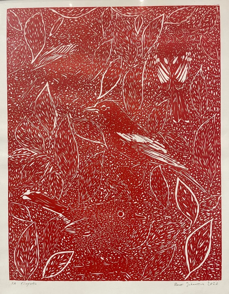 Grabado Xilografía hecho por la artista Randi Johansson - tecturas de Pájaros camuflados entre lineas y formas sutiles dentro de un mundo de jungla